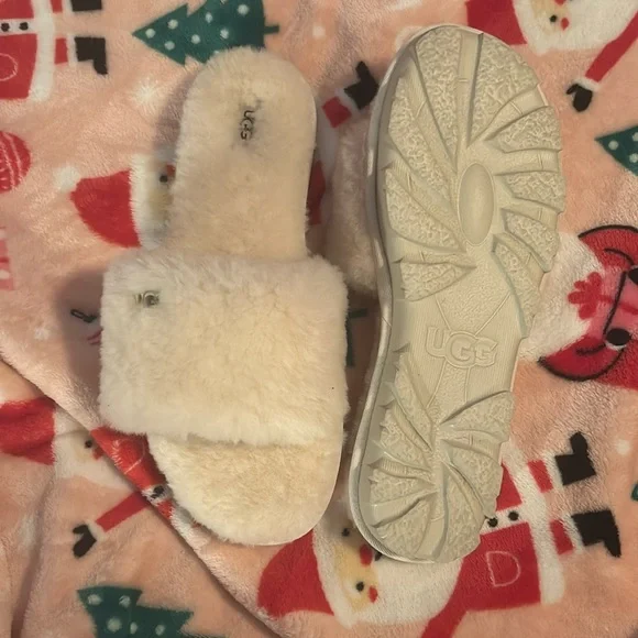 Brand New Cream UGG Plush Slippers
Size: 10 - Picture 2 of 3